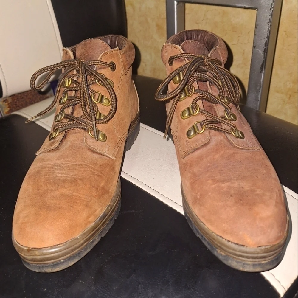A Pair of Bass Tan Leather ankle Boots In A Womens Size 7M. Hiking, Outdoors